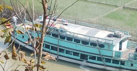 লঞ্চের তলা ছিদ্র, বড় ধরনের দুর্ঘটনা থেকে রক্ষা পেয়েছেন দুই শতাধিক যাত্রী