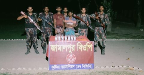 কুষ্টিয়া সীমান্তে দুই চোরাকারবারি আটক, ভারতীয় মদ জব্দ