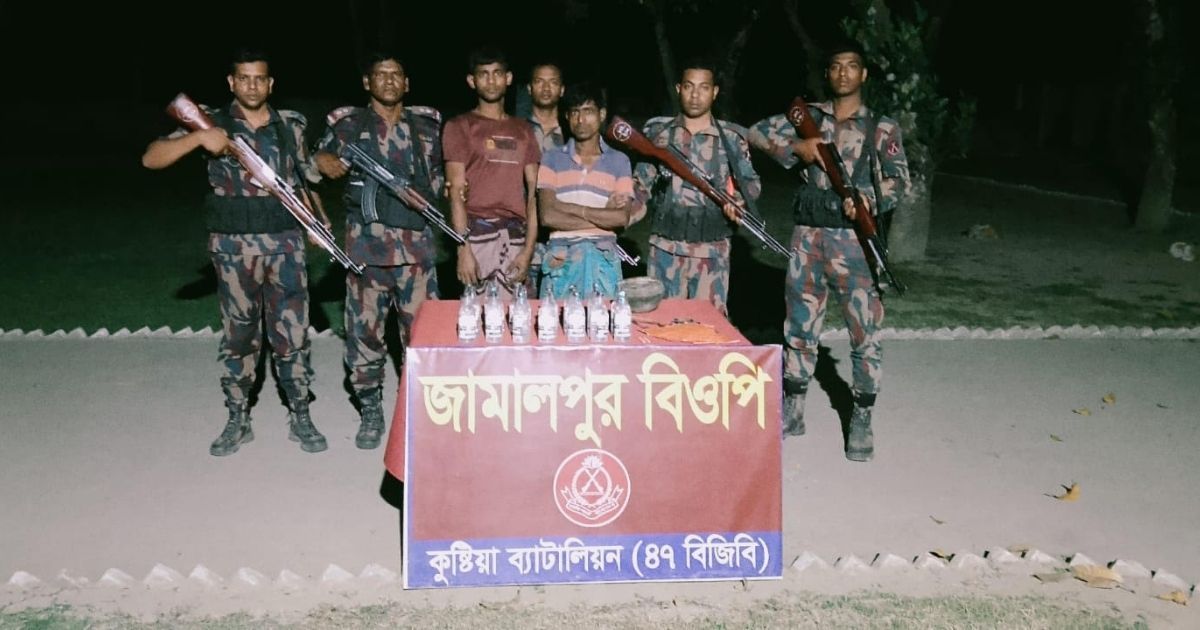 কুষ্টিয়া সীমান্তে দুই চোরাকারবারি আটক, ভারতীয় মদ জব্দ