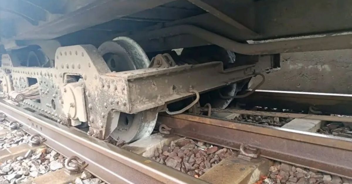 লাইনচ্যুত হল দোলনচাঁপা এক্সপ্রেস