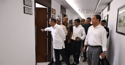 সচিবালয়ের বিভিন্ন মন্ত্রণালয়ে প্রধানমন্ত্রীর আকস্মিক পরিদর্শন