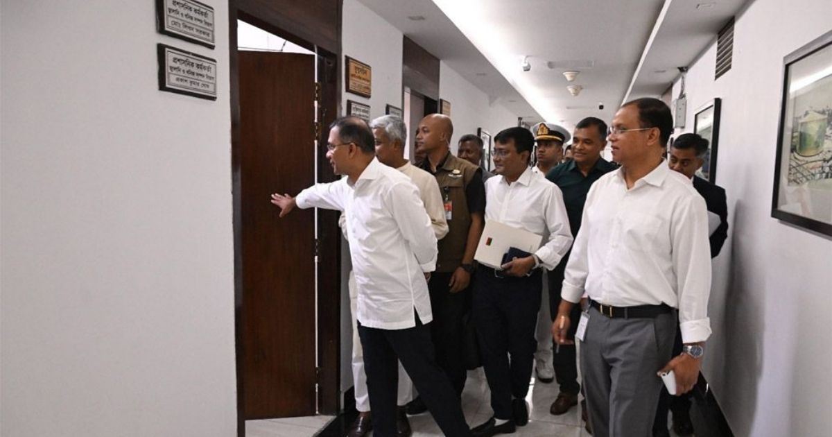 সচিবালয়ের বিভিন্ন মন্ত্রণালয়ে প্রধানমন্ত্রীর আকস্মিক পরিদর্শন