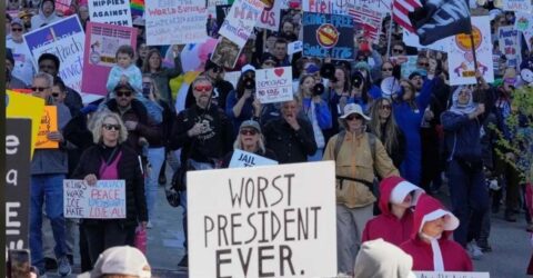 ট্রাম্পবিরোধী বিক্ষোভে উত্তাল যুক্তরাষ্ট্র