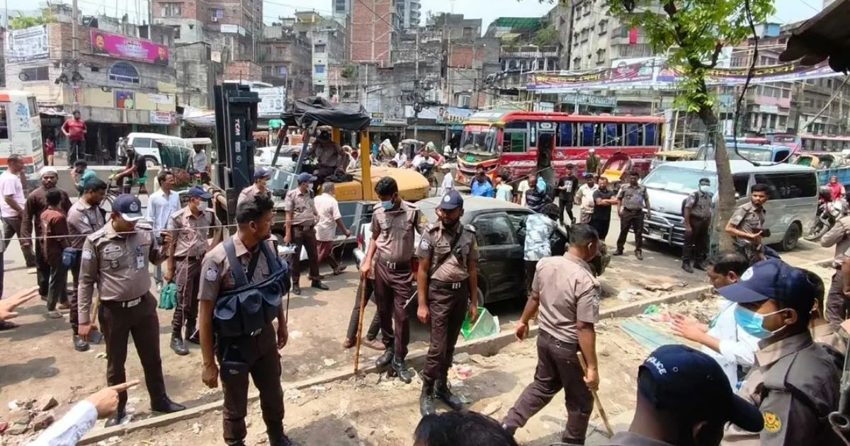 ধোলাইখাল এলাকায় ফুটপাত উদ্ধার অভিযান শুরু