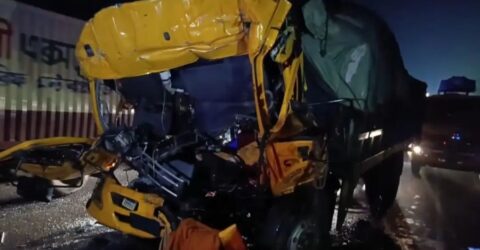 ঢাকা-চট্টগ্রাম মহাসড়কে কাভার্ডভ্যানের পেছনে ট্রাকের ধাক্কা, চালক নিহত