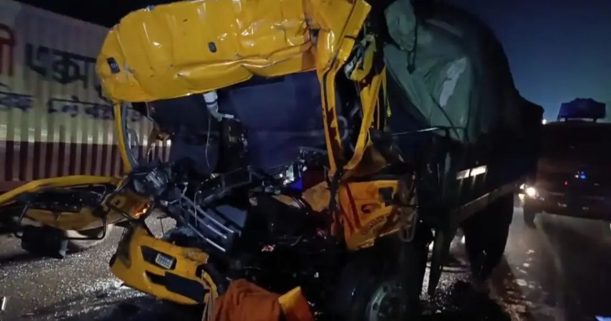 ঢাকা-চট্টগ্রাম মহাসড়কে কাভার্ডভ্যানের পেছনে ট্রাকের ধাক্কা, চালক নিহত