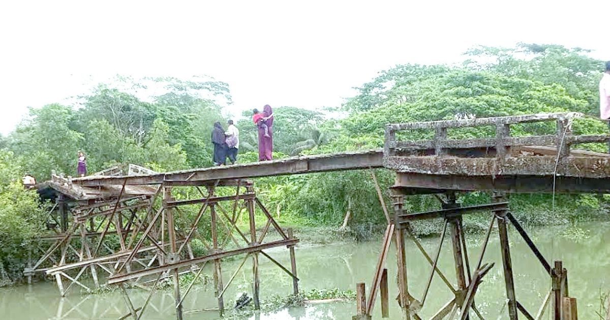 ১২ বছর ভাঙা সেতু, ঝুঁকি নিয়ে চলাচল ৪০ হাজার মানুষের