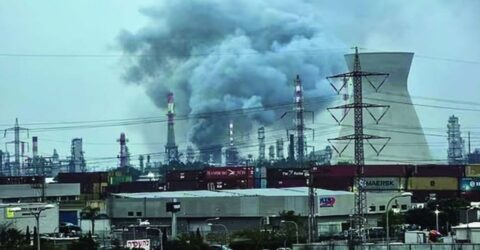 ইরানের ক্ষেপণাস্ত্র হামলায় জ্বলছে ইসরায়েলের গুরুত্বপূর্ণ তেল শোধনাগার