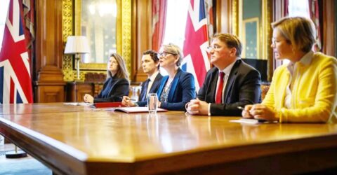 হরমুজ প্রণালির অচলাবস্থা কাটাতে যুক্তরাজ্যের নেতৃত্বে ৪০ দেশের জোট