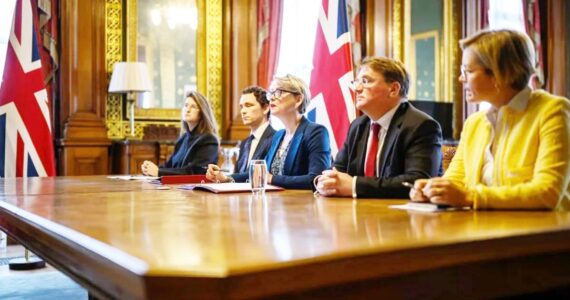 হরমুজ প্রণালির অচলাবস্থা কাটাতে যুক্তরাজ্যের নেতৃত্বে ৪০ দেশের জোট