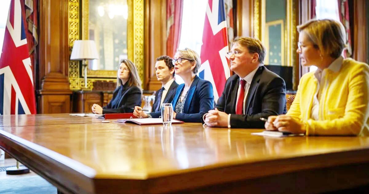 হরমুজ প্রণালির অচলাবস্থা কাটাতে যুক্তরাজ্যের নেতৃত্বে ৪০ দেশের জোট