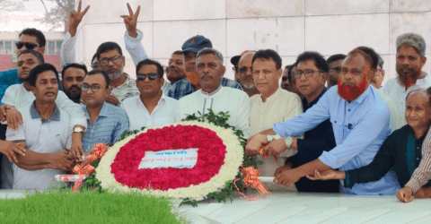 শহীদ রাষ্ট্রপতি জিয়াউর রহমান ও খালেদা জিয়ার সমাধিতে ফরিদপুর জেলা পরিষদ প্রশাসকের
শ্রদ্ধা নিবেদন