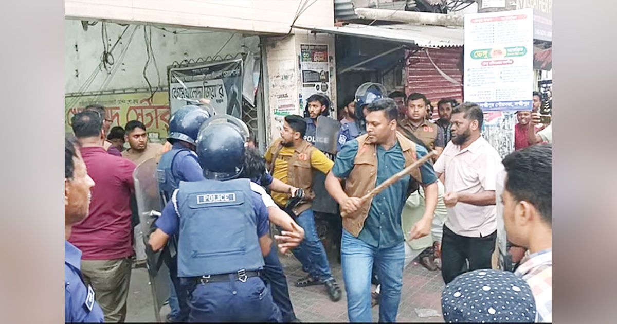 লক্ষ্মীপুরে বৈষম্যবিরোধী ও পুলিশের সংঘর্ষে ওসিসহ আহত ১০