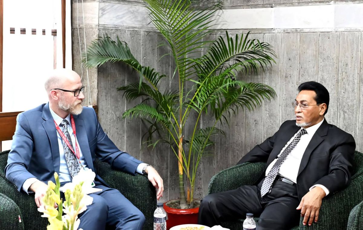 চিফ হুইপের সঙ্গে আমেরিকান দূতাবাসের রাজনৈতিক কর্মকর্তা স্টুয়ার্ট জেমসের সাক্ষাৎ