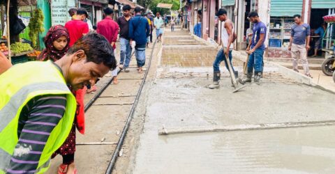 রামগতিতে রাস্তার আরসিসি ঢালাইয়ে অনিয়মের অভিযোগ