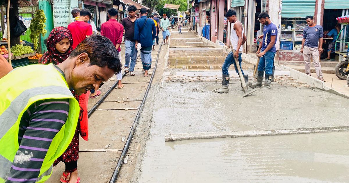 রামগতিতে রাস্তার আরসিসি ঢালাইয়ে অনিয়মের অভিযোগ