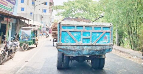 কোটালীপাড়ায় খোলা ট্রাকে ইট-বালু পরিবহনে জনদুর্ভোগ চরমে