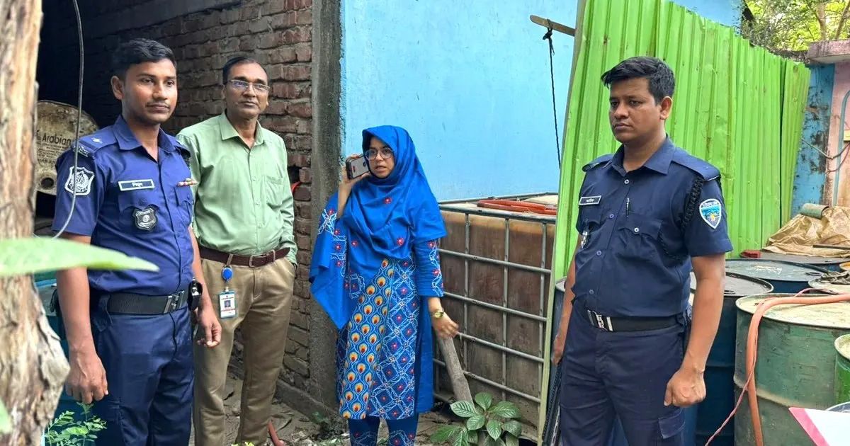 সেনবাগে ব্যবসায়ীর বাড়িতে মজুদ করা ৫৫০০ লিটার তেল জব্দ: ৫০ হাজার টাকা জরিমানা