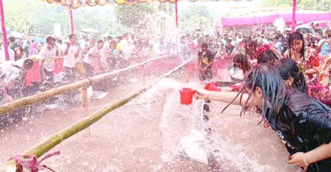 চিংম্রং বৌদ্ধবিহারে সাংগ্রাই জল উৎসব, আনন্দে মাতোয়ারা হাজারো দর্শক