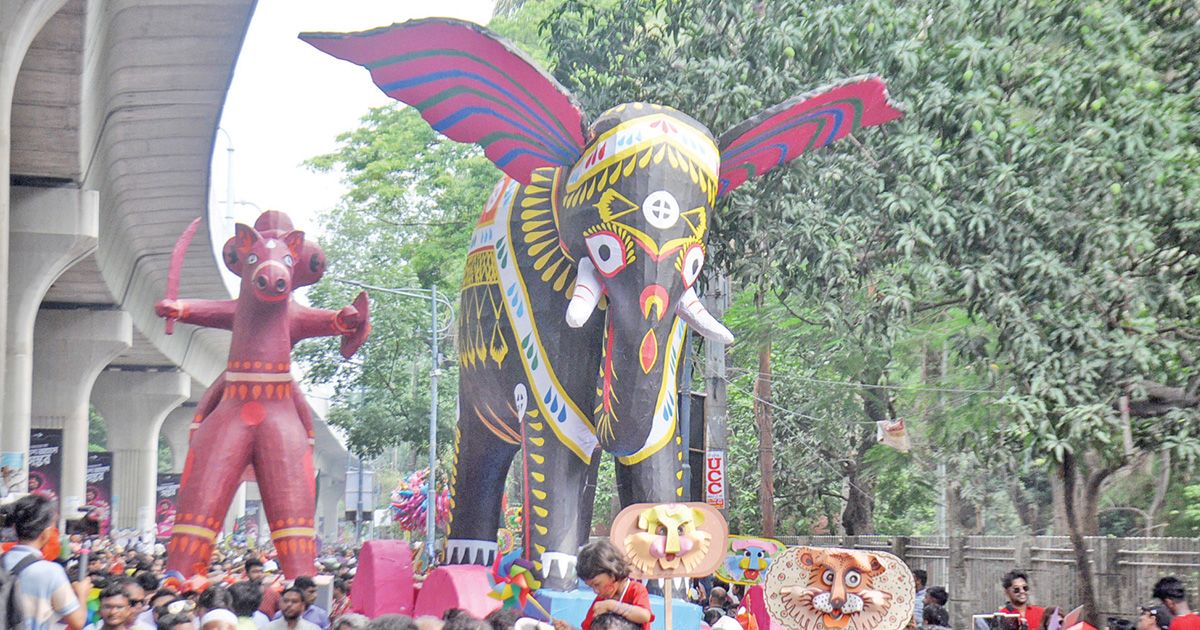 বর্ণাঢ্য আয়োজনে বর্ষবরণ