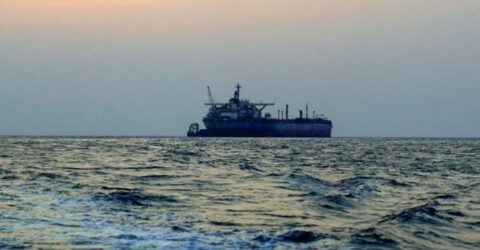 মার্কিন অবরোধের মধ্যেই হরমুজ পার হলো ইরানি জাহাজ