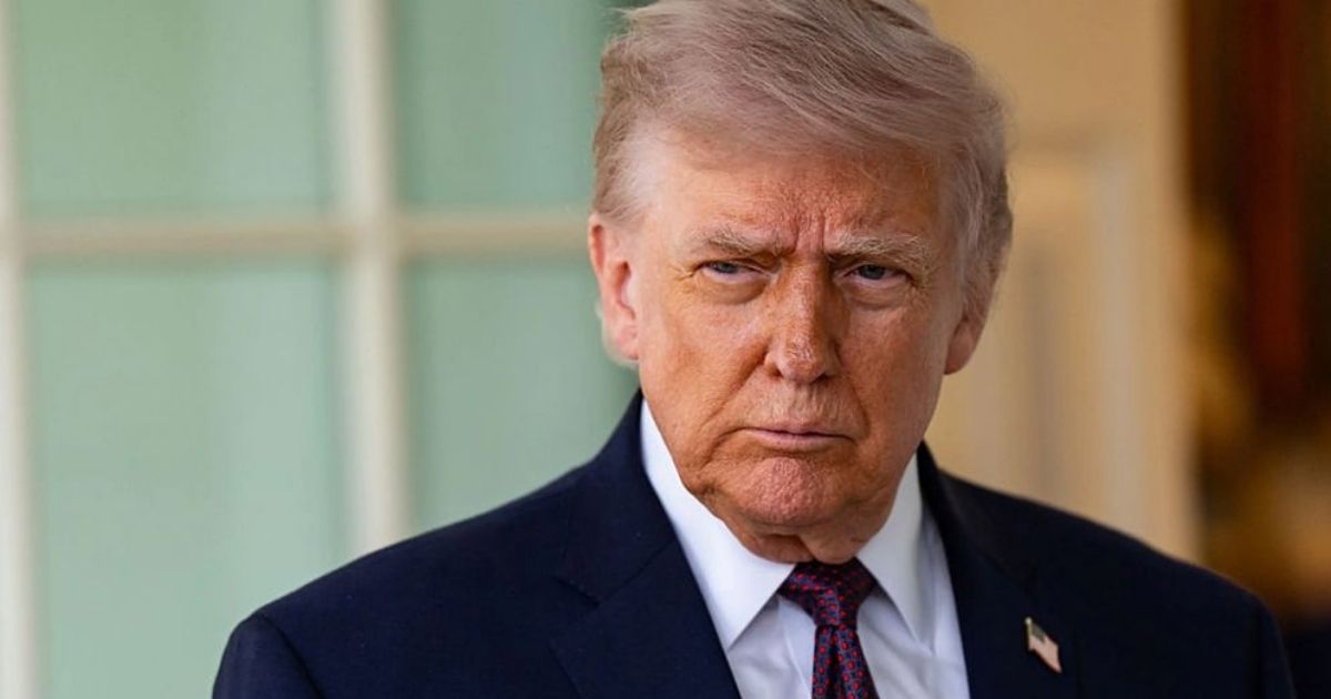 ইরানে যুদ্ধবিমান ভূপাতিত হওয়ার খবরে কয়েক ঘণ্টা চিৎকার করেন ট্রাম্প