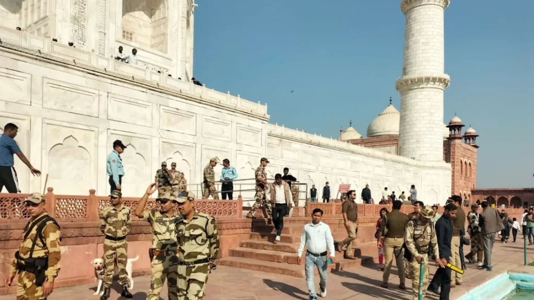 তাজমহলকে বোমা মেরে উড়িয়ে দেওয়ার হুমকি