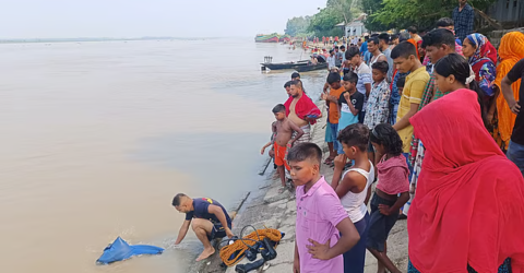 মায়ের সামনে যমুনার স্রোতে ভেসে গেল স্কুলছাত্র