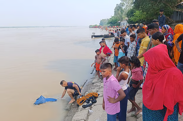 মায়ের সামনে যমুনার স্রোতে ভেসে গেল স্কুলছাত্র