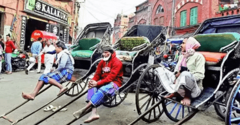 বাংলাদেশি পর্যটকের অভাবে মানবেতর পরিস্থিতিতে কলকাতার রিকশাচালকরা